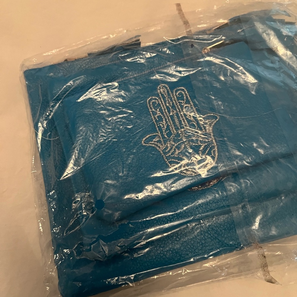 3 bags different sizes in blue for keys toiletry and miscellaneous
